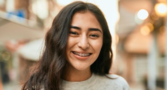 Mädchen mit Zahnspange lächelt