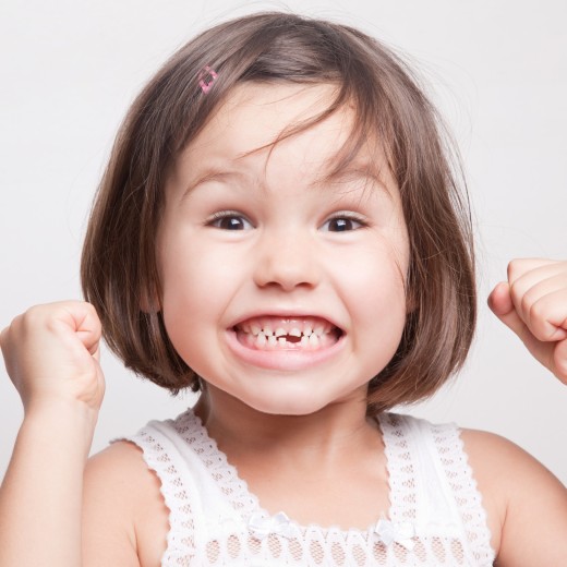 Kleines Mädchen freut sich über herausgefallenen Zahn