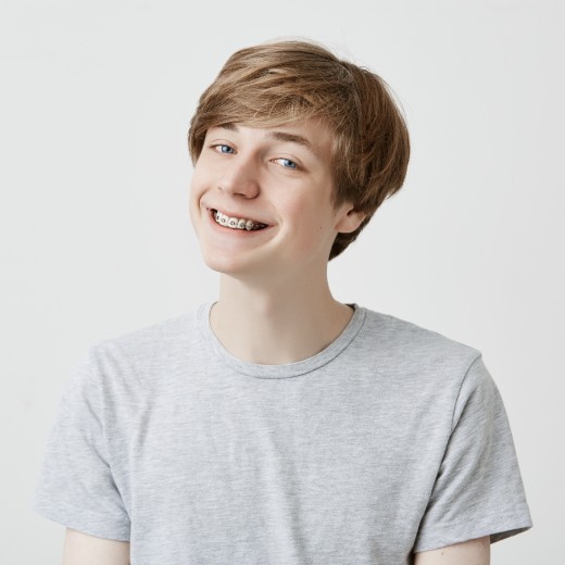 Junge lacht mit Zahnspange