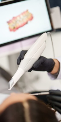 Ärztin erstellt 3D-Modell mithilfe eines Intraoralscanners