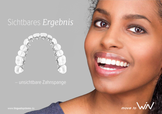 Frau Lächelt mit 3D Modell eines Kieferscans daneben