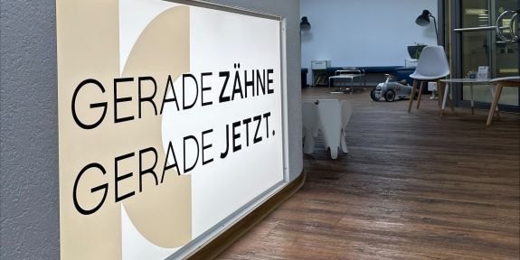 Nahansicht des Leuchtschilds &quot;Gerade Zähne, Gerade jetzt&quot;