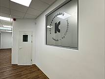 Milchglasfenster mit dem Logo der Praxis